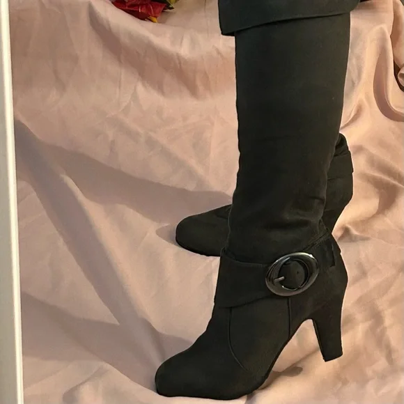 Woman’s knee high grey boots - Picture 2 of 15